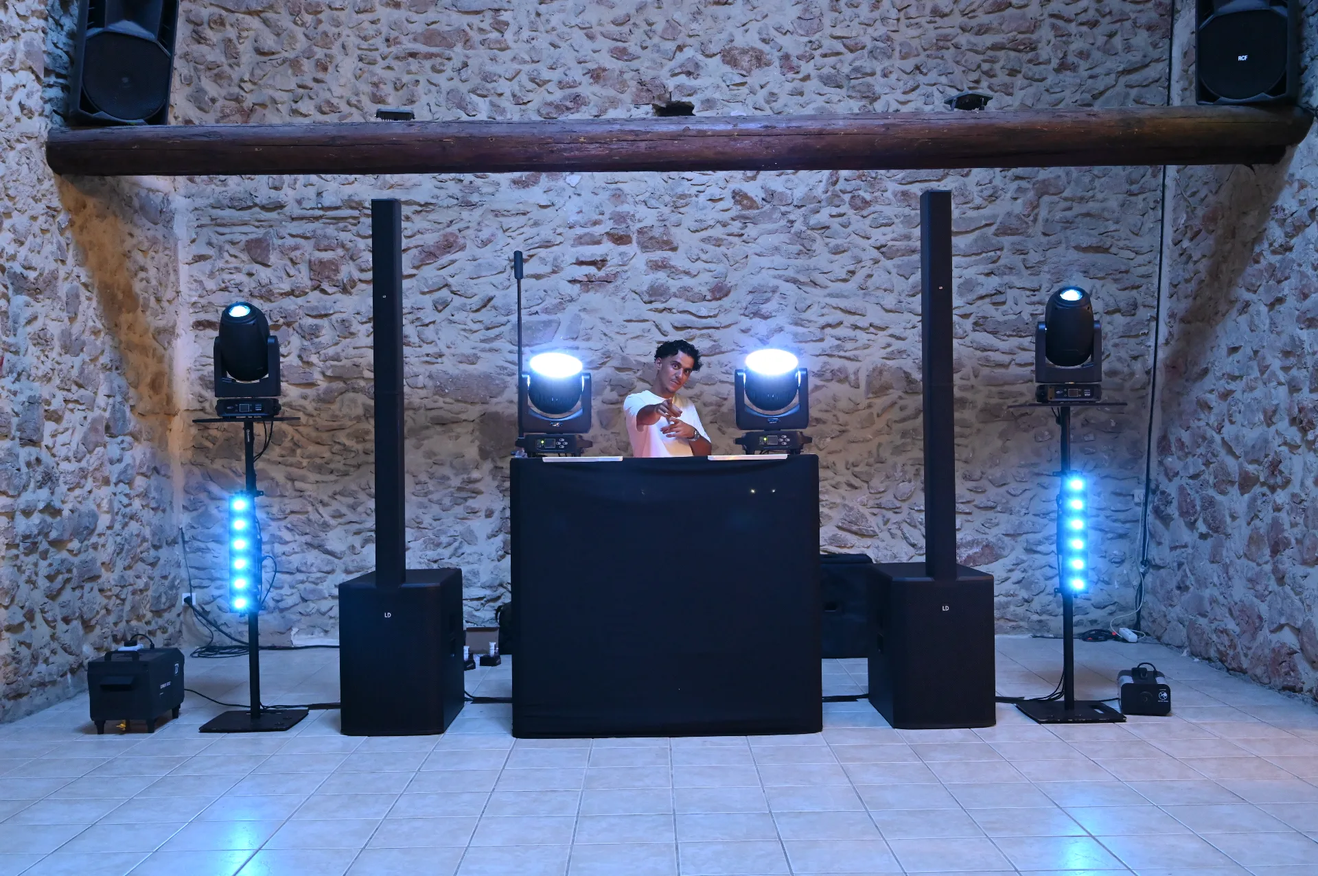 Salle en pierre préparée pour la soirée