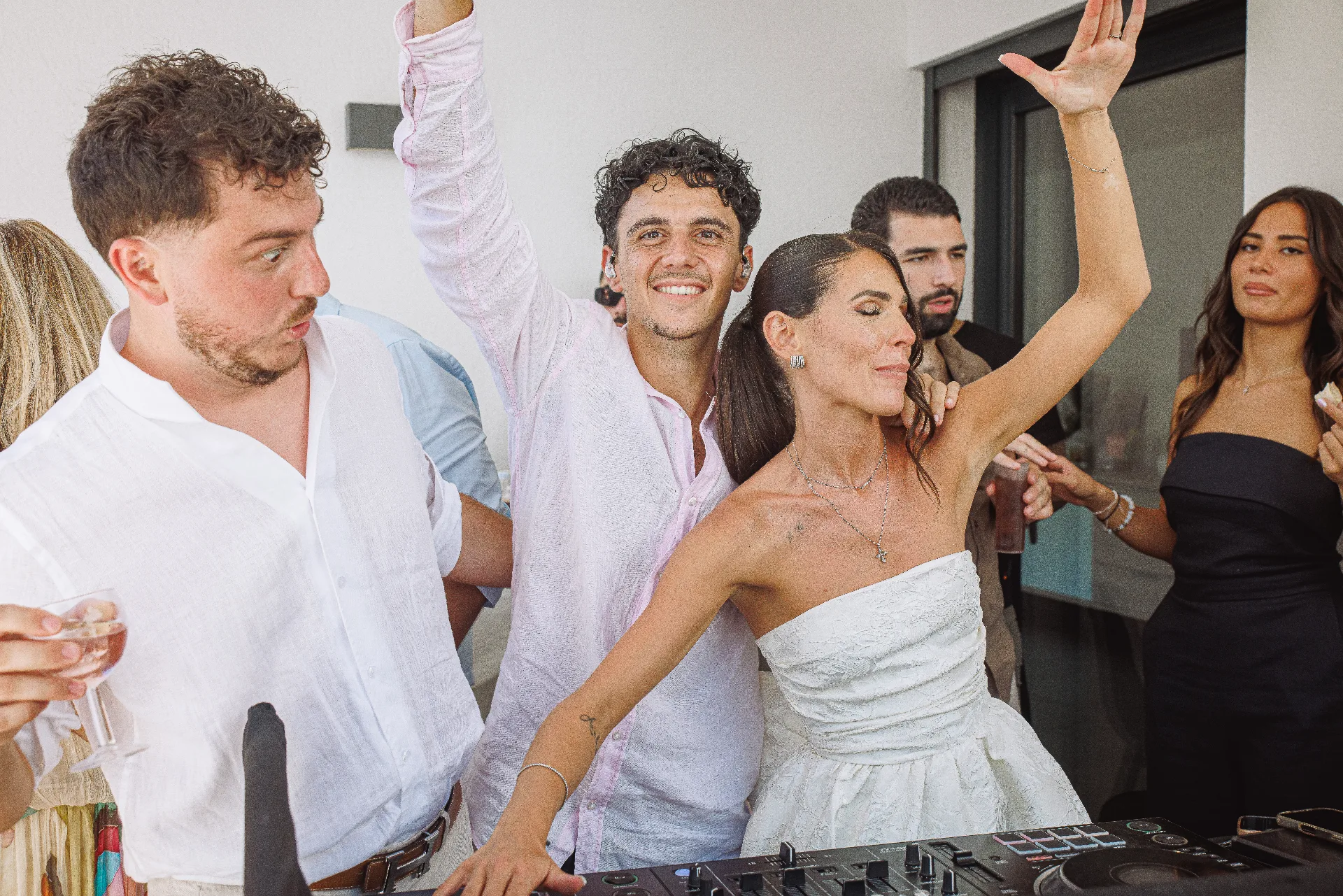 La mariée qui mixe pendant son mariage