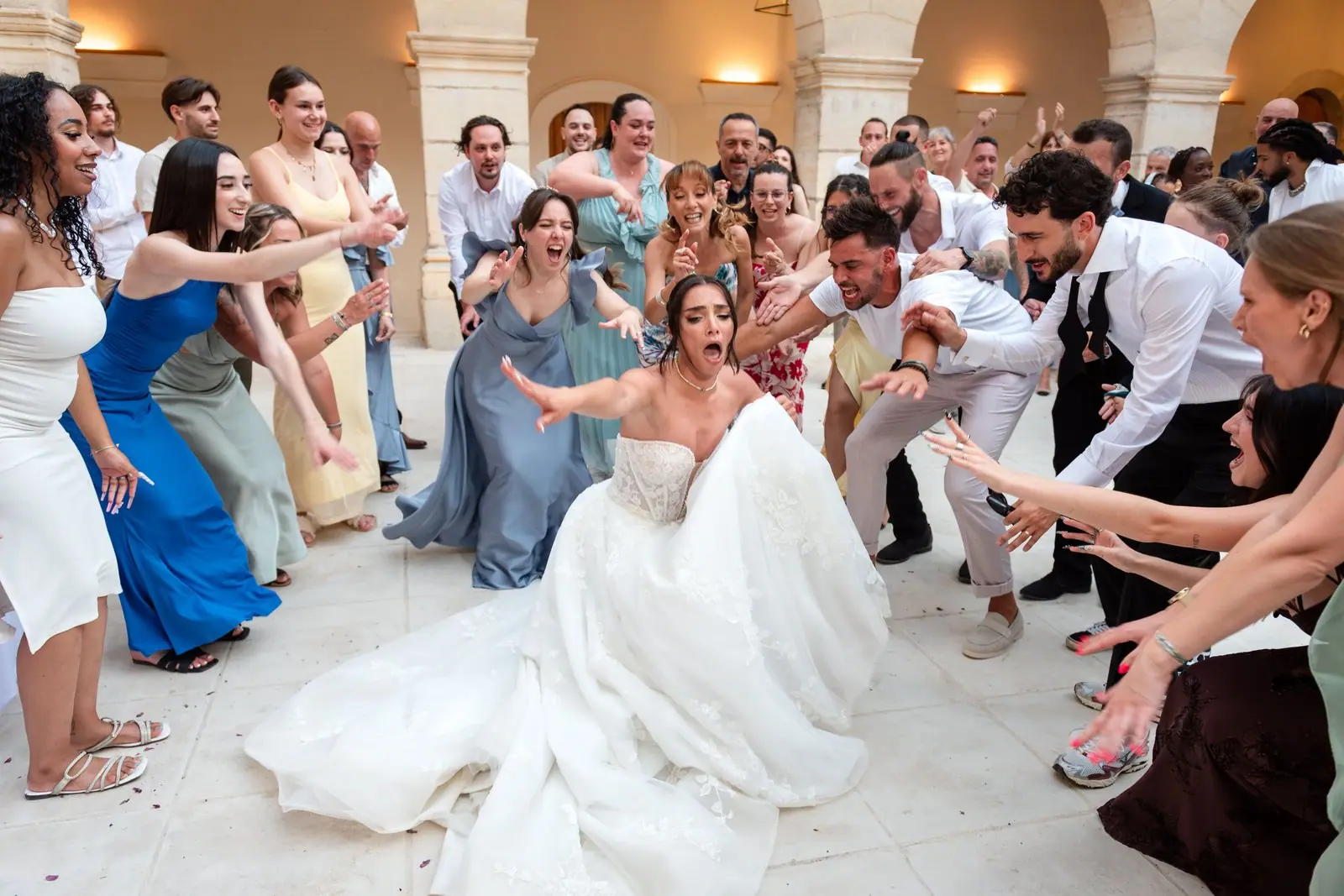 La mariée au centre d’un cercle d’invités qui dansent
