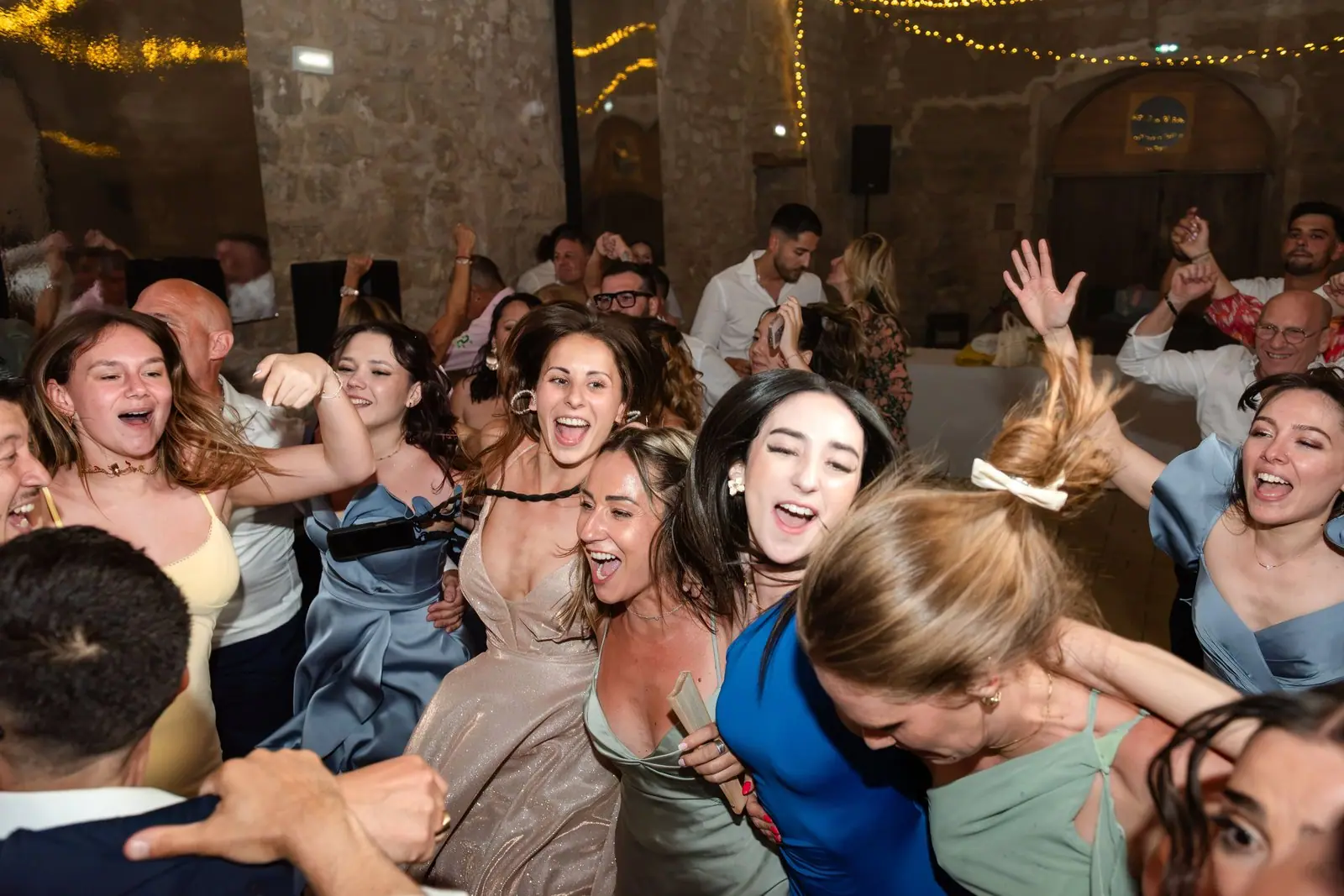 Piste de danse pleine pendant un mariage