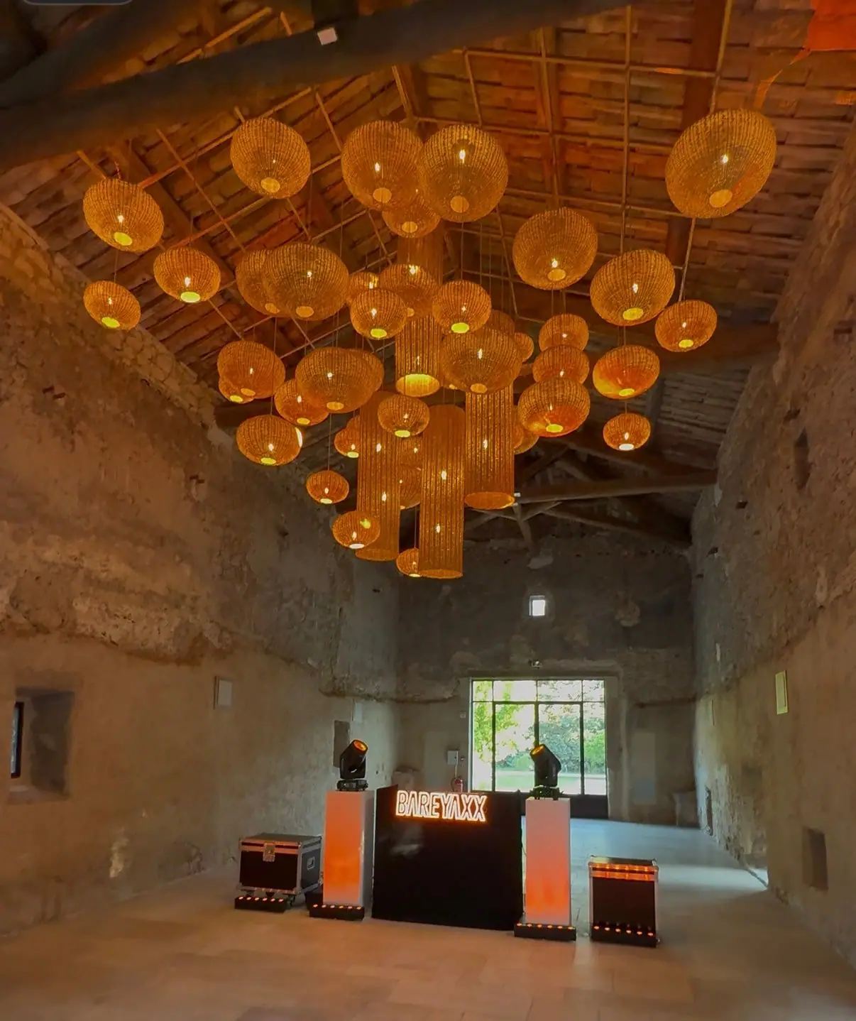 Cabine installée sous un plafond de lanternes dorées